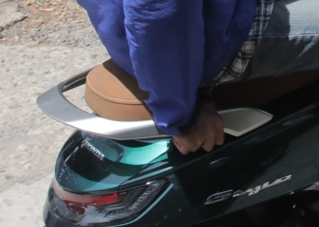Mengapa Dilarang Memegang Behel Saat Dibonceng Motor? Behel